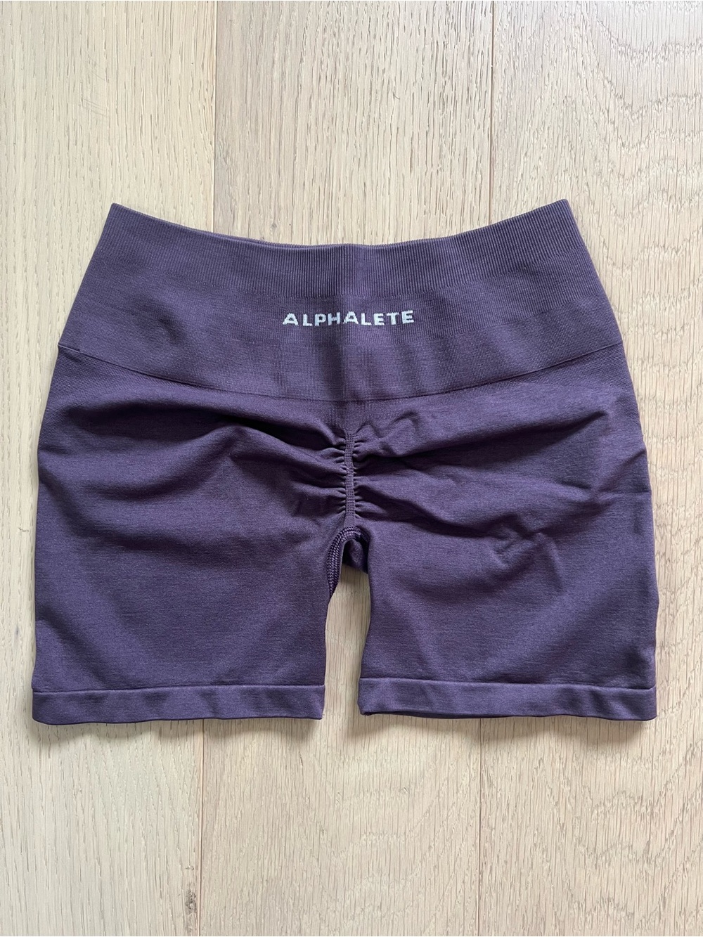 Alphalete Amplify Shorts 4.5" in Dove